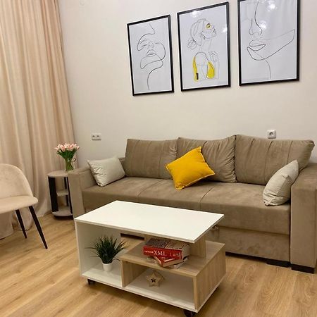 Beautiful Apartment With 3 Balconies In The Center Of Jerevan Exteriör bild