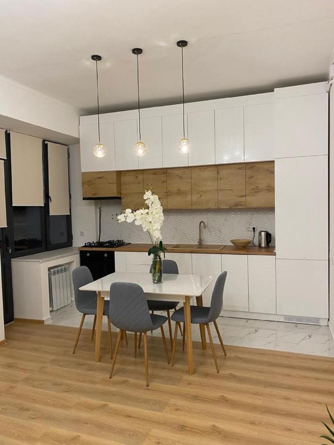 Beautiful Apartment With 3 Balconies In The Center Of Jerevan Exteriör bild