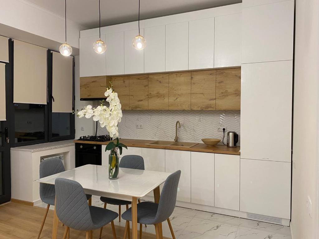 Beautiful Apartment With 3 Balconies In The Center Of Jerevan Exteriör bild