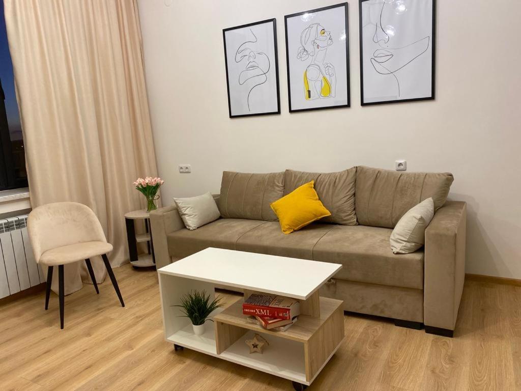 Beautiful Apartment With 3 Balconies In The Center Of Jerevan Exteriör bild