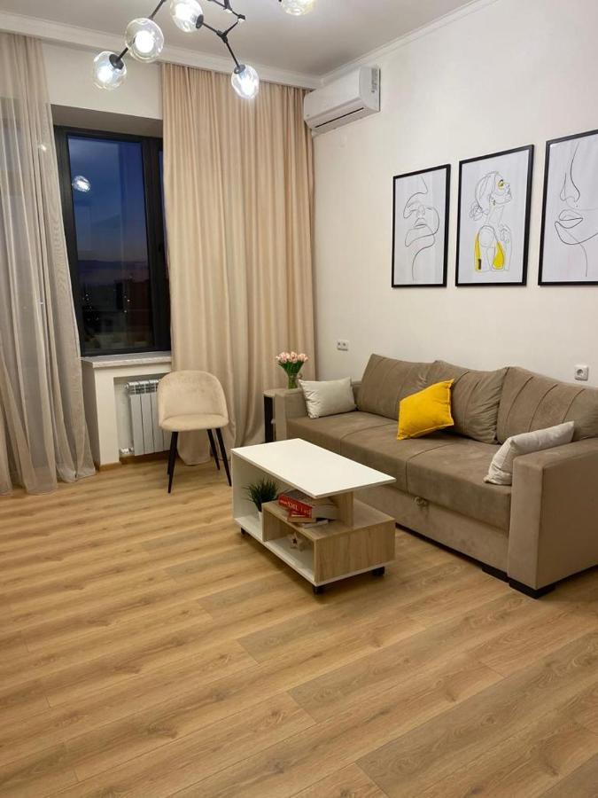 Beautiful Apartment With 3 Balconies In The Center Of Jerevan Exteriör bild