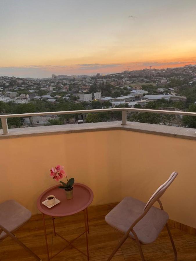Beautiful Apartment With 3 Balconies In The Center Of Jerevan Exteriör bild
