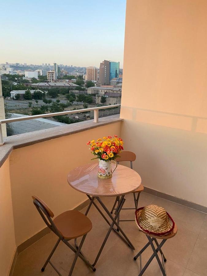 Beautiful Apartment With 3 Balconies In The Center Of Jerevan Exteriör bild